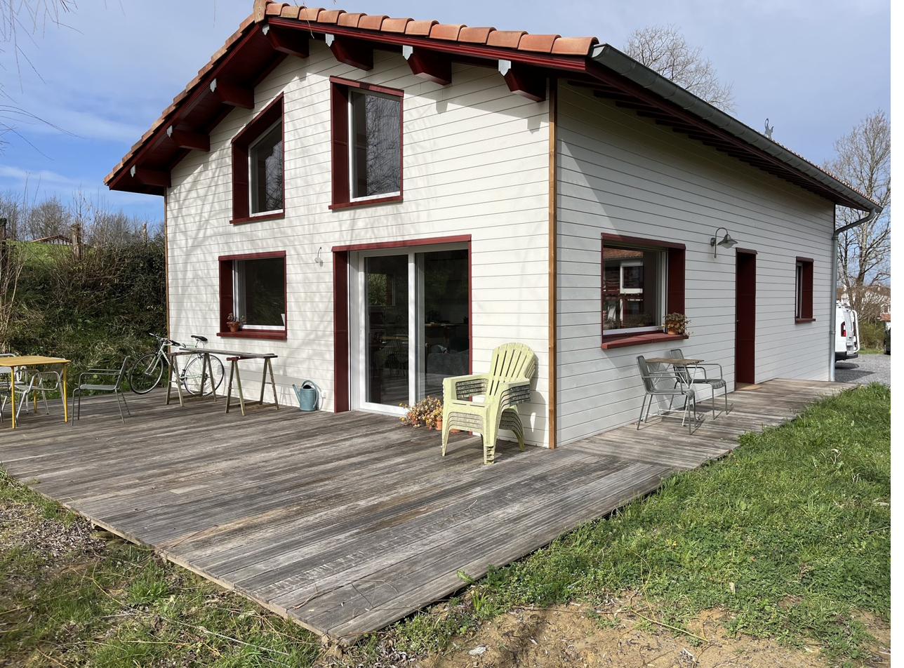 Maison à ossature bois sur dalle bois et technopieux, avec bardage et terrasse bois, réalisée à Urcuit