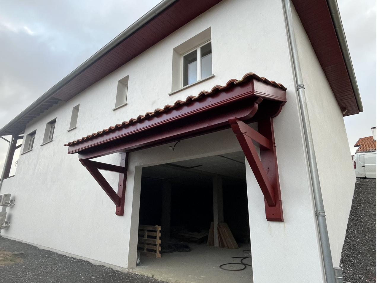 Auvent bois adossé à la maison, Urcuit
