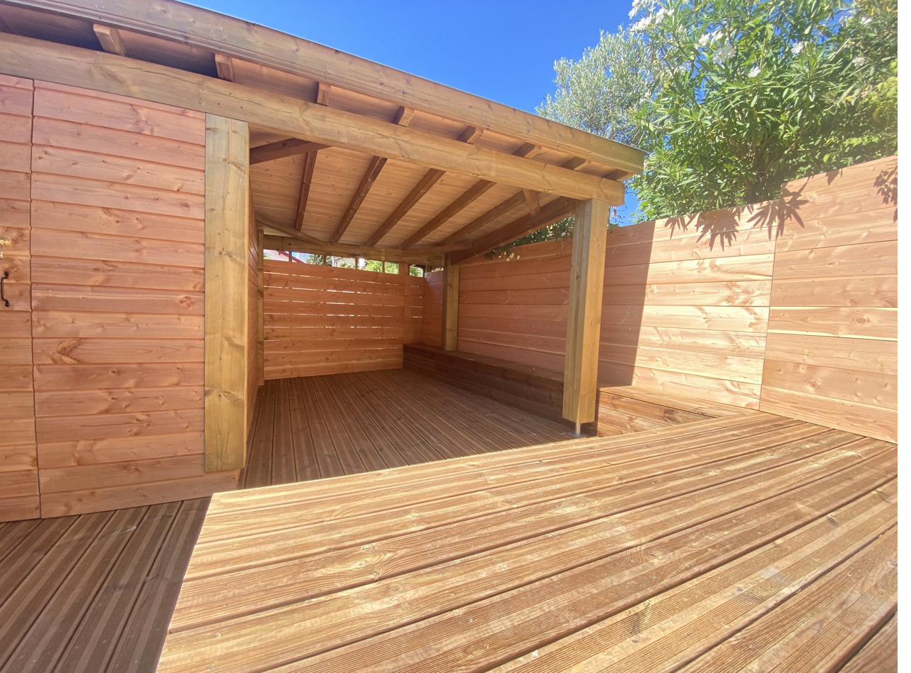 Aménagement extérieur avec bardage en Douglas et terrasse en pin, Biarritz
