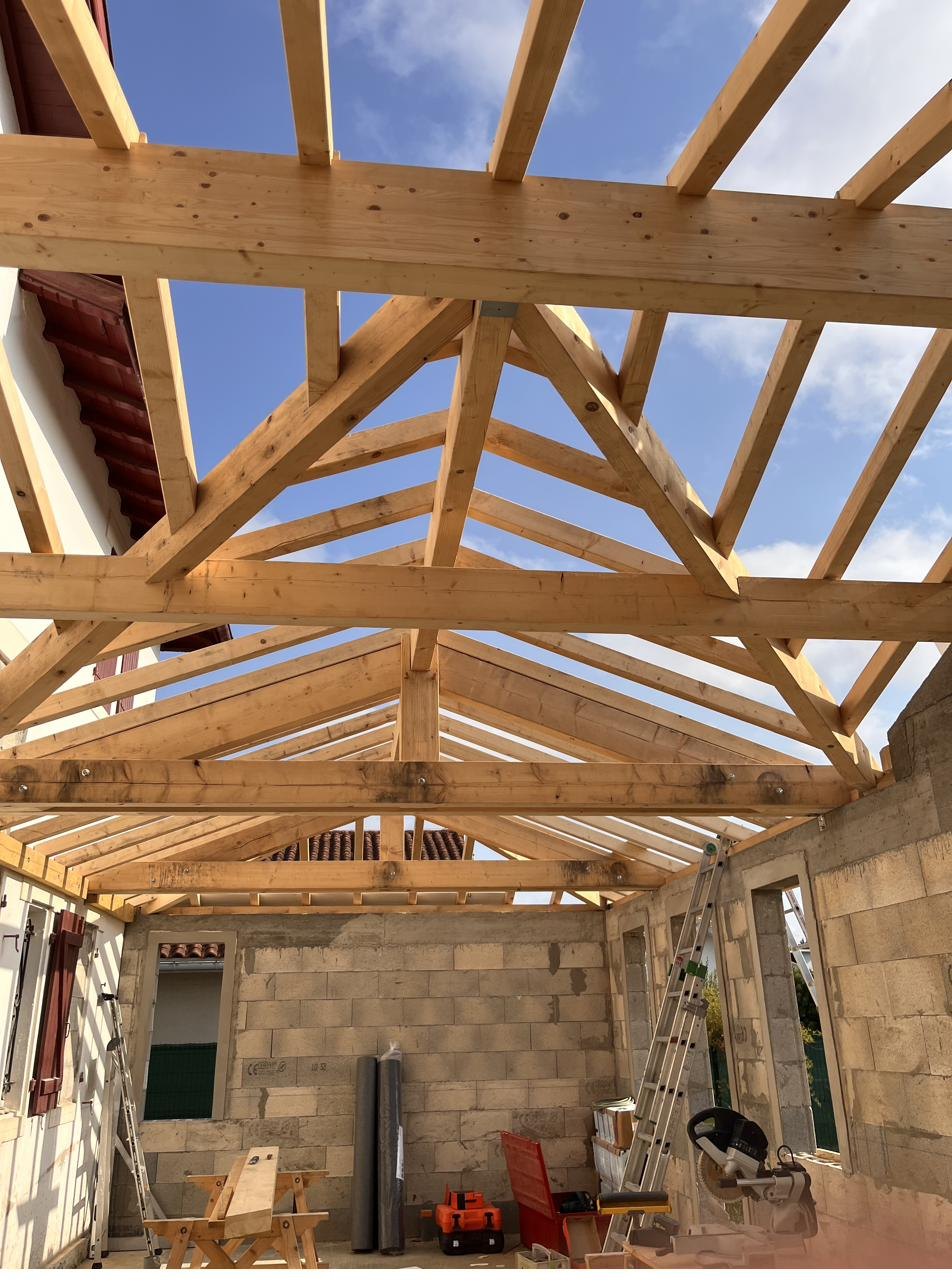 Charpente en cours de pose, ferme centrale et chevrons, Brisson Construction Bois